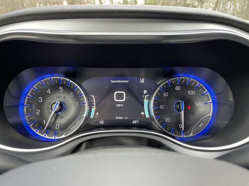 Used 2025 Chrysler Pacifica Limited FWD image 19