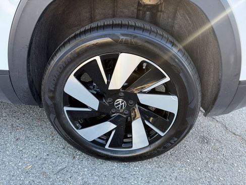 Used 2025 Volkswagen Atlas Cross Sport SE image 25