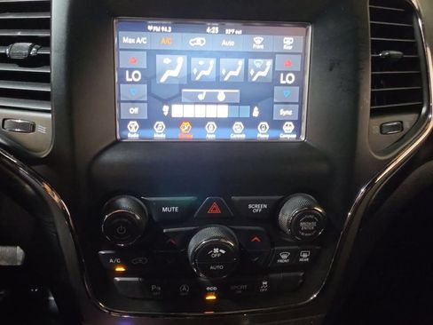 Used 2019 Jeep Grand Cherokee Laredo w/ Security & Convenience Group AWD/4WD image 16