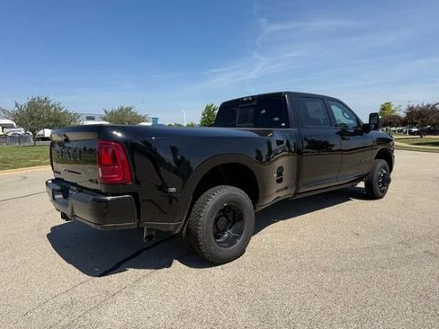 New 2026 RAM 3500 Laramie AWD/4WD image 18