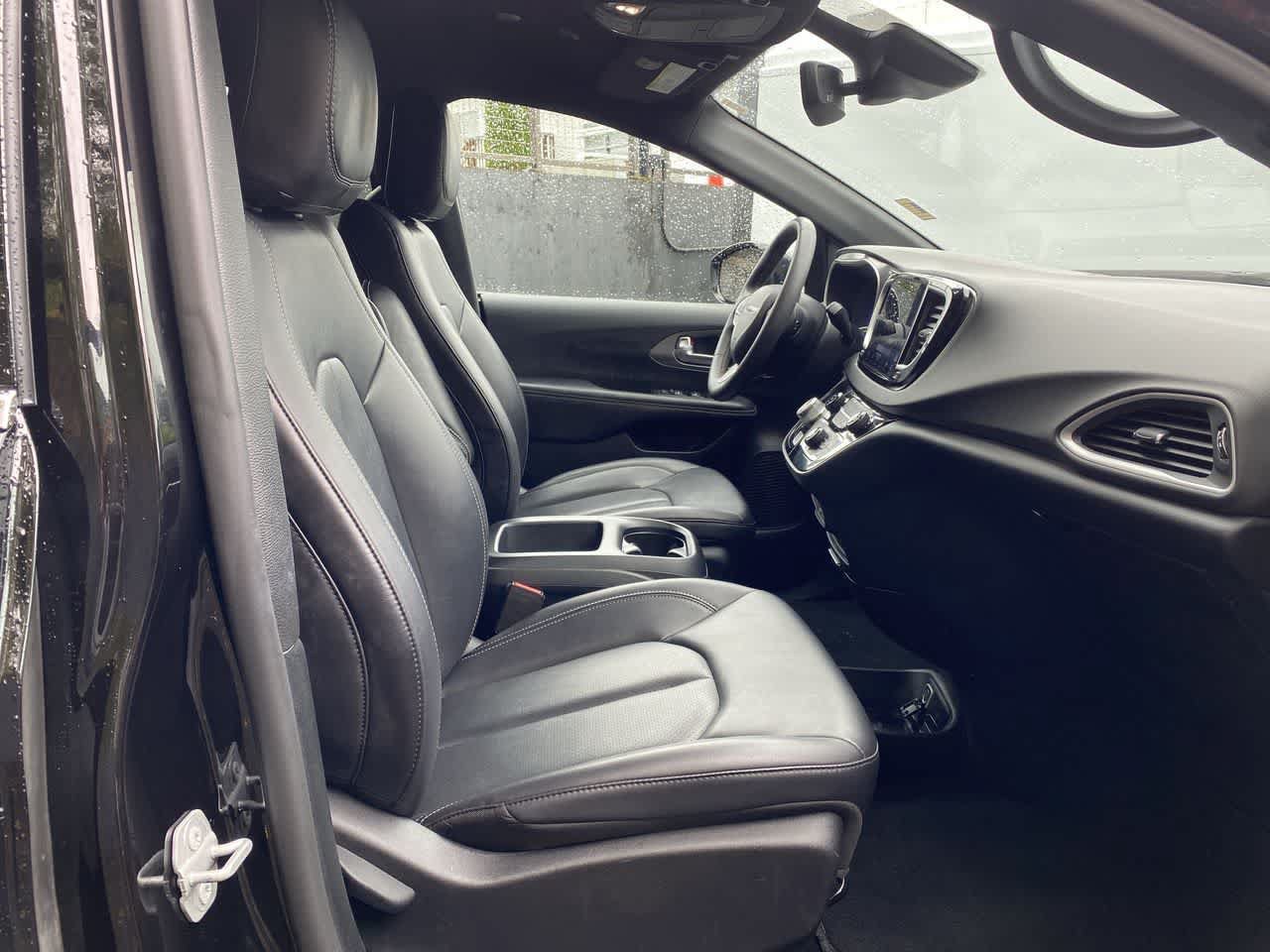 Used 2025 Chrysler Pacifica Select FWD image 17