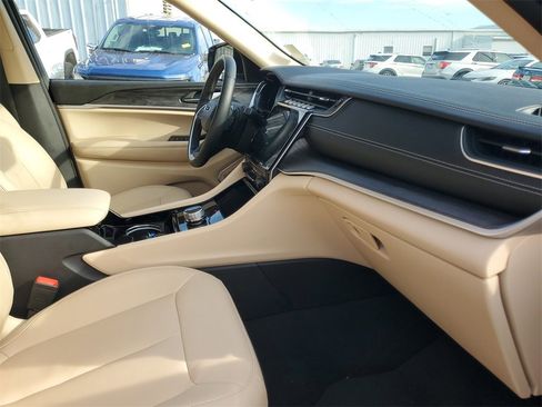 Used 2022 Jeep Grand Cherokee Limited image 36