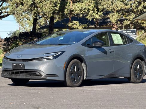 Used 2025 Toyota Prius LE FWD image 8