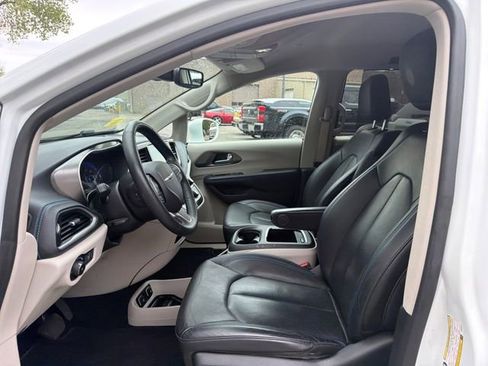 Used 2021 Chrysler Pacifica Touring-L AWD/4WD image 9