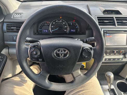 Used 2012 Toyota Camry image 18