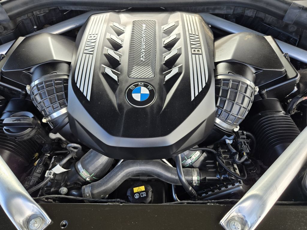 Used 2021 BMW X7 M50i w/ Dynamic Handling Package AWD/4WD image 31