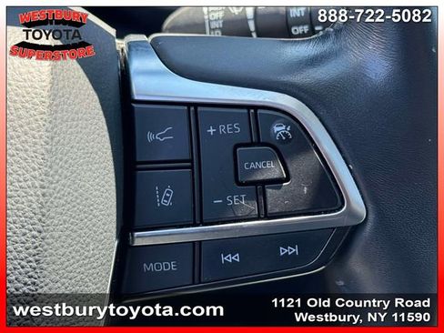 Used 2021 Toyota Highlander XLE AWD/4WD image 25