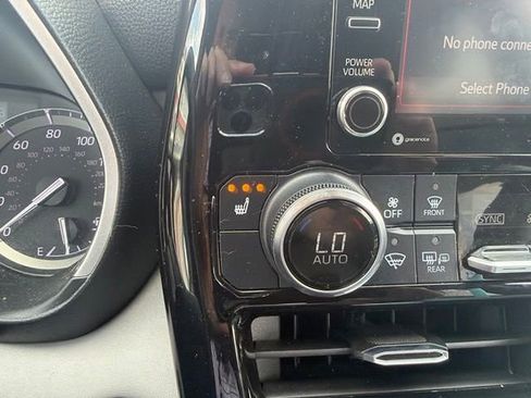 Used 2020 Toyota Highlander XLE AWD/4WD image 18