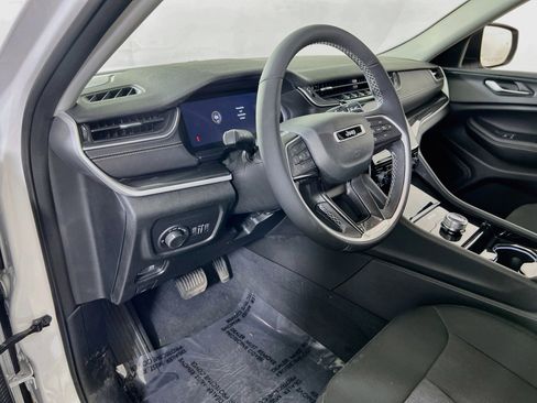 Used 2023 Jeep Grand Cherokee Laredo w/ Luxury Tech Group I image 9