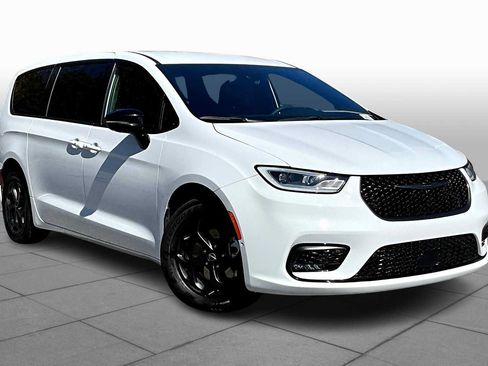 Used 2024 Chrysler Pacifica Limited FWD image 3