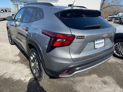 Used 2025 Chevrolet Trax LT w/ LT Convenience Package image 3