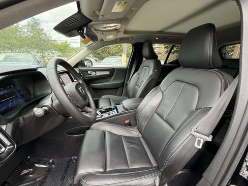 Used 2023 Volvo XC40 B5 Plus w/ Climate Package AWD/4WD image 2