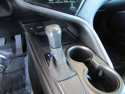 Used 2021 Toyota Camry SE FWD image 19