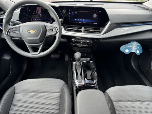 Used 2025 Chevrolet Trax LT image 17