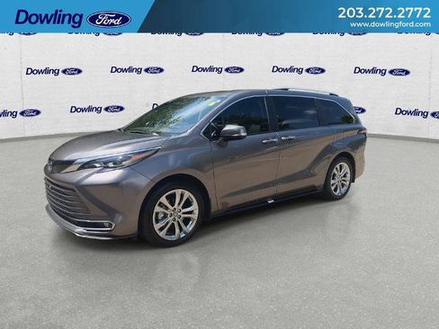 Used 2024 Toyota Sienna Platinum FWD image 7