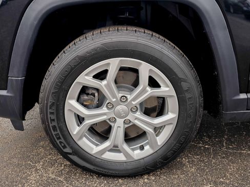 Used 2024 Jeep Compass Latitude image 11