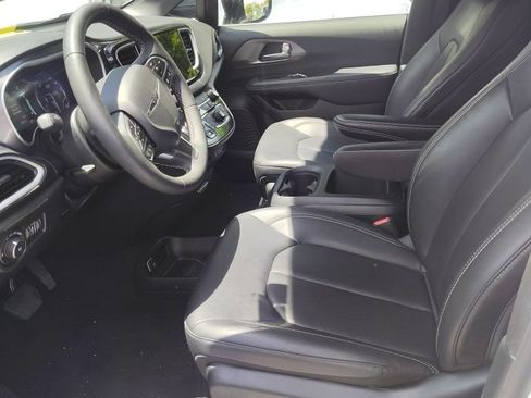 Used 2025 Chrysler Pacifica Select FWD image 2
