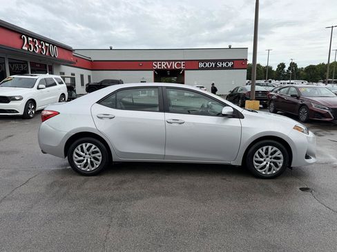 Used 2018 Toyota Corolla LE FWD image 2