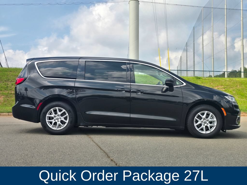 Used 2023 Chrysler Pacifica Touring-L FWD image 2