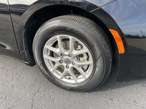 Used 2024 Chrysler Voyager LX image 3