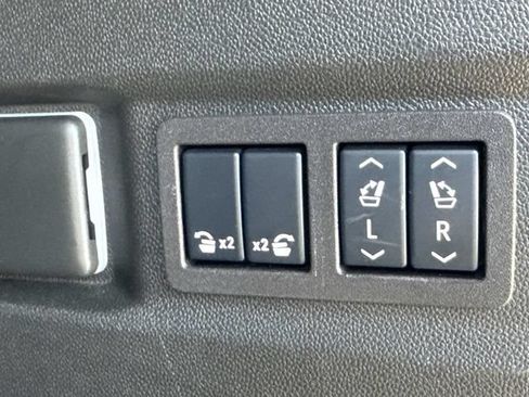 Used 2024 GMC Yukon Denali RWD image 16