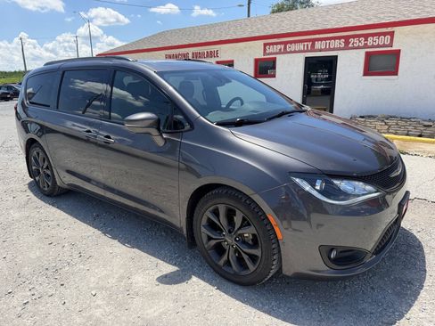 Used 2018 Chrysler Pacifica Limited w/ Advanced Safetytec Group FWD image 1