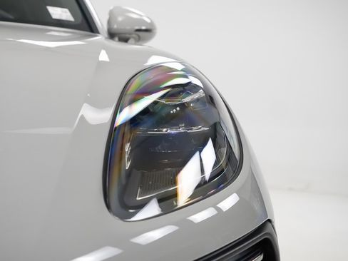 Certified 2025 Porsche Macan image 7