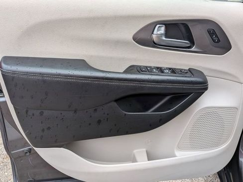 Certified 2023 Chrysler Pacifica Touring-L image 15