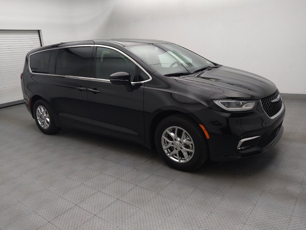 Used 2025 Chrysler Pacifica Select FWD image 11