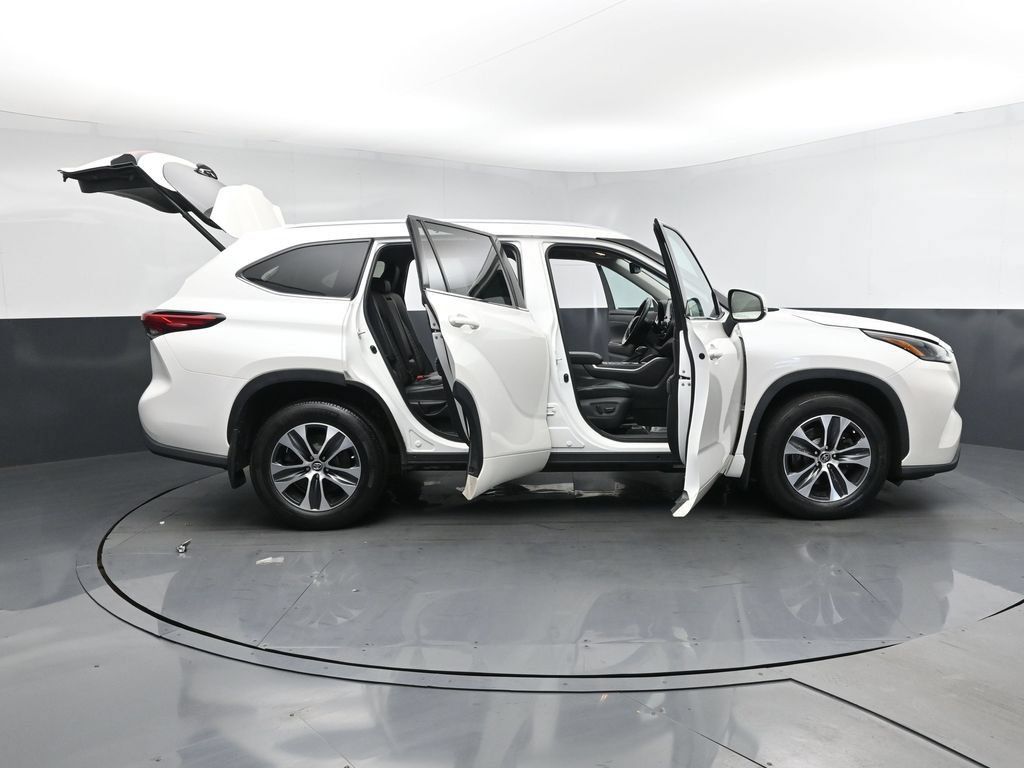 Used 2021 Toyota Highlander XLE AWD/4WD image 25