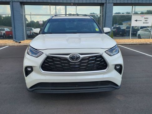 Used 2021 Toyota Highlander XLE FWD image 2