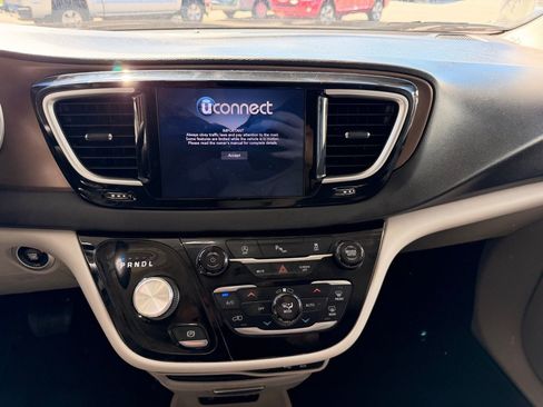 Used 2018 Chrysler Pacifica Touring Plus w/ Tire & Wheel Group FWD image 25