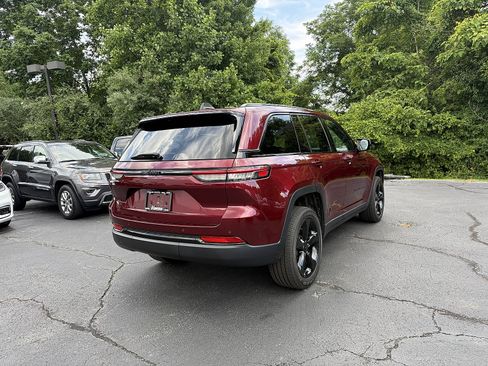 Used 2023 Jeep Grand Cherokee Altitude AWD/4WD image 6