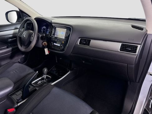 Used 2018 Mitsubishi Outlander ES FWD image 29