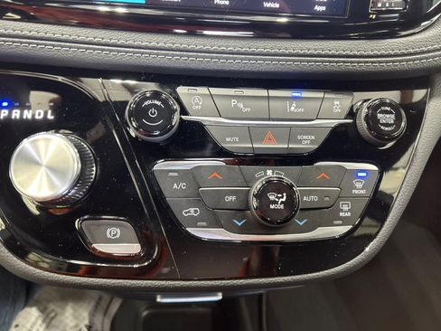 New 2026 Chrysler Pacifica Select image 27