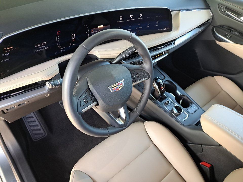 Certified 2024 Cadillac XT4 Luxury w/ Cold Weather Package FWD image 10