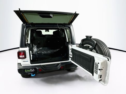 Used 2024 Jeep Wrangler Unlimited w/ Convenience Group AWD/4WD image 26