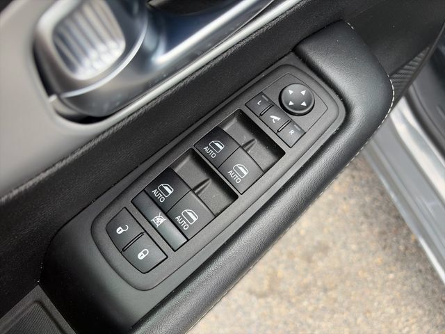 Used 2025 Chrysler Pacifica Limited FWD image 27