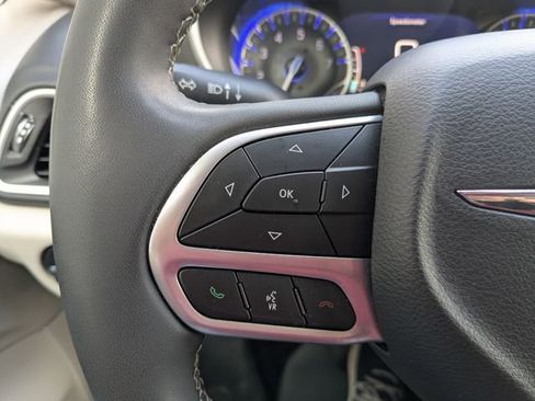 Used 2024 Chrysler Pacifica Touring-L image 21