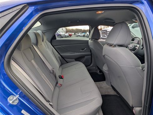 Used 2023 Hyundai Elantra SEL w/ Convenience Package image 11