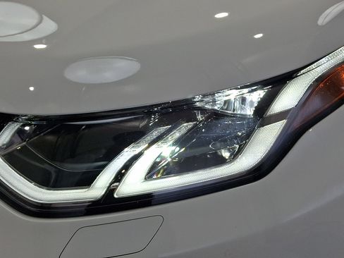 Certified 2025 Land Rover Discovery Sport S AWD/4WD image 9