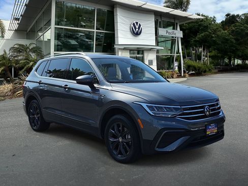 Certified 2024 Volkswagen Tiguan SE FWD image 3
