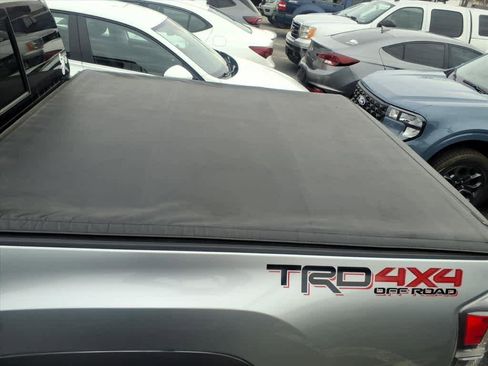 Used 2022 Toyota Tacoma TRD Off-Road image 9