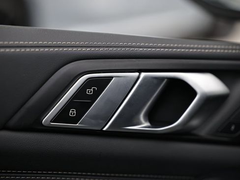 Used 2025 BMW X5 sDrive40i w/ Climate Comfort Package image 17