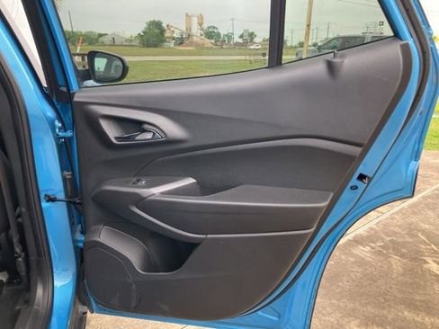 Used 2025 Chevrolet Trax RS FWD image 16