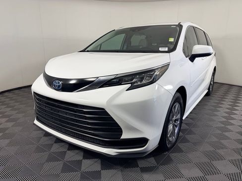 Used 2022 Toyota Sienna LE image 3