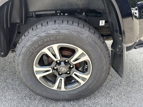 Used 2018 Toyota Tacoma TRD Sport AWD/4WD image 18