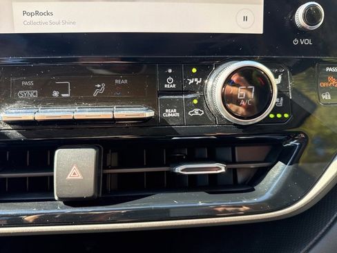 Used 2023 Toyota Highlander L image 21