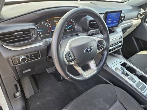 Used 2023 Ford Explorer XLT image 5