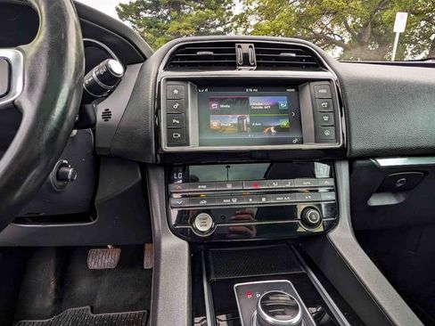 Used 2018 Jaguar F-PACE Prestige image 24